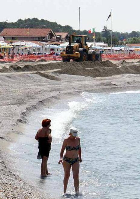 Tonnellate di sabbia in regalo dal Forte alla riviera apuana 
