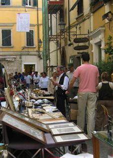Notte bianca nelle vie di Sarzana con i colori dell’iride 