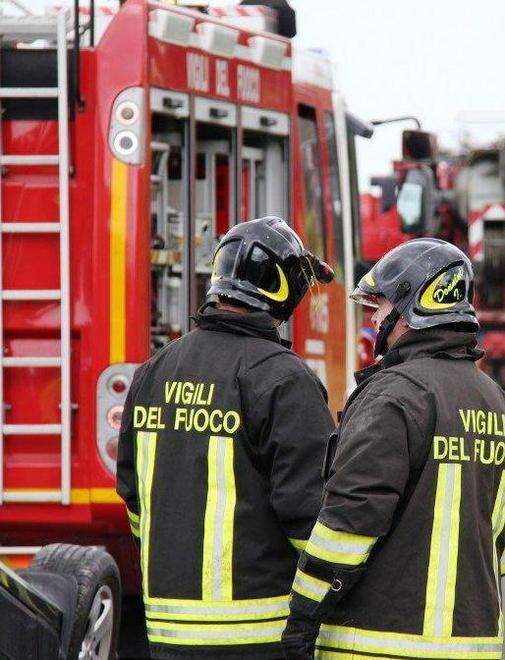 Padre e figlio feriti nel camion che si ribalta 