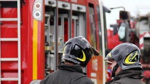Padre e figlio feriti nel camion che si ribalta