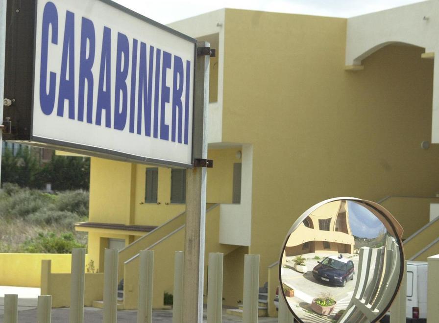 Usavano un’anziana come bancomat 