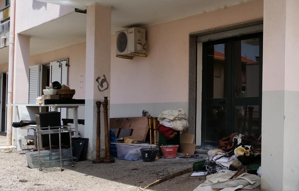 Raid incendiario, evacuate 16 famiglie 