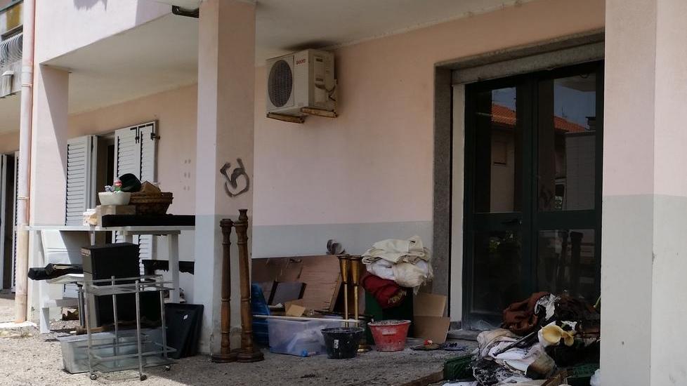 Raid incendiario, evacuate 16 famiglie