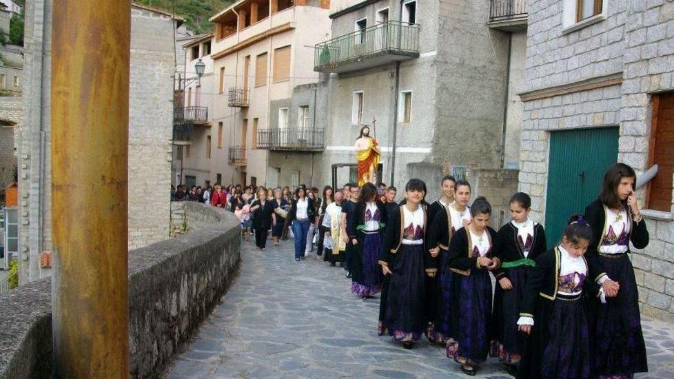Processione ricca di colori e tradizione per San Giovanni