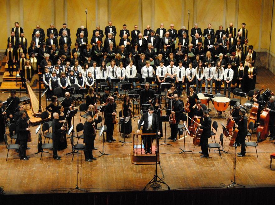 La Rossini e duemila coristi per la bacchetta di Luca Saltini