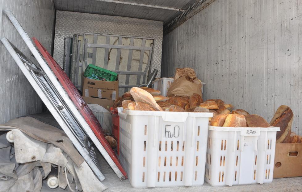 La polizia sequestra 230 chili di pane 