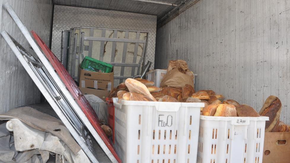La polizia sequestra 230 chili di pane