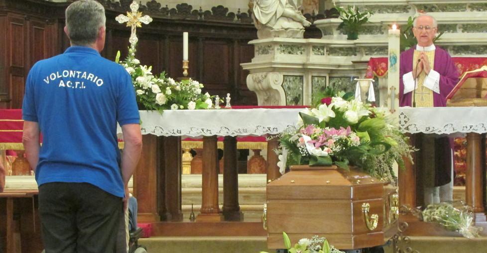 Le sirene delle ambulanze per l’addio al volontario 