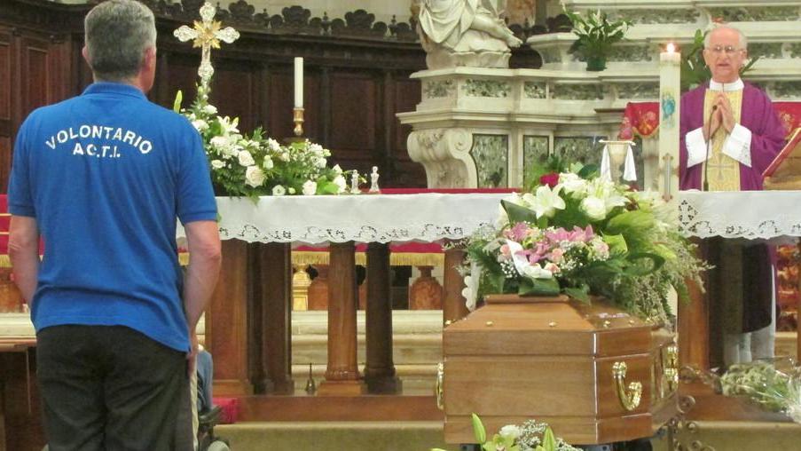 Le sirene delle ambulanze per l’addio al volontario