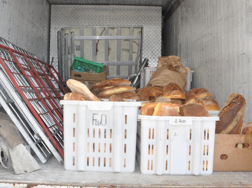 Sul furgone con 230 chili di pane avariato 