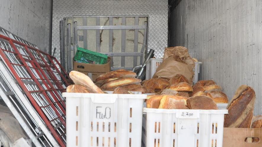 Sul furgone con 230 chili di pane avariato
