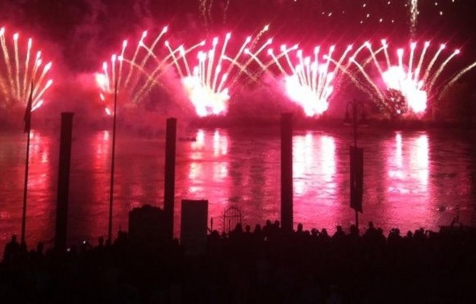 Spettacolo di musica e fiamme sul fiume 