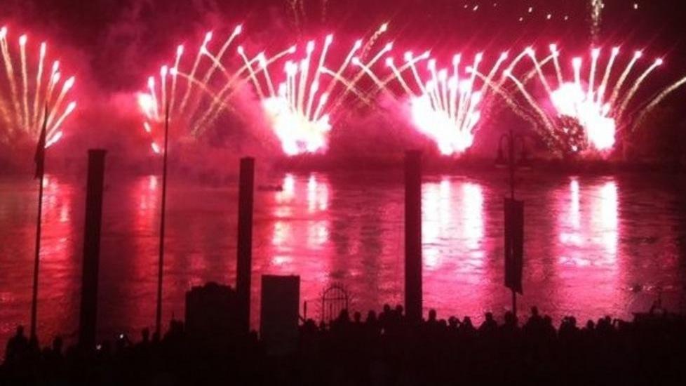 Spettacolo di musica e fiamme sul fiume