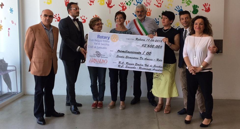 L’incasso di una cena benefica donato alla scuola De Amicis