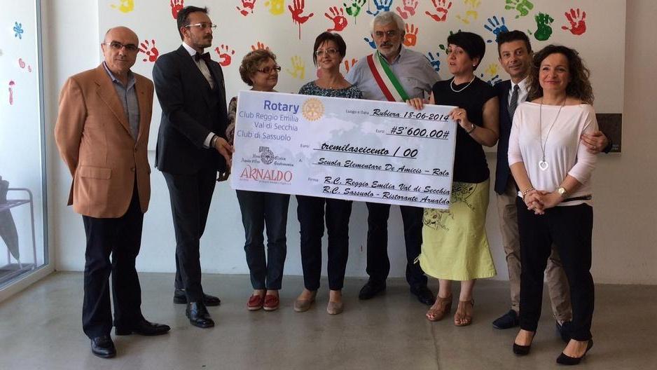 L’incasso di una cena benefica donato alla scuola De Amicis