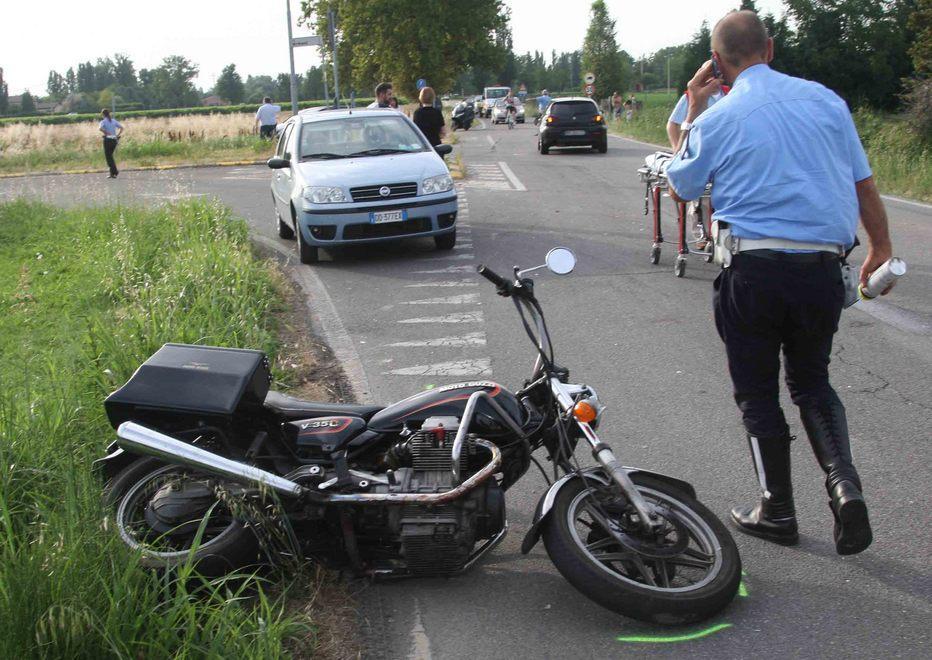Schianto all’incrocio, motociclista ferito 