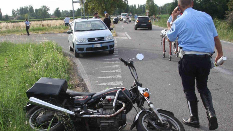 Schianto all’incrocio, motociclista ferito