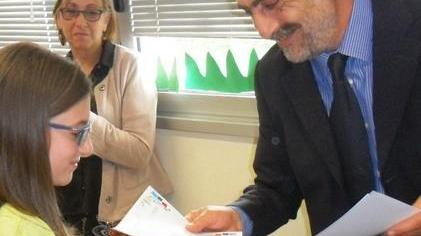 Ragazzi a lezione di filatelia con gli esperti delle Poste