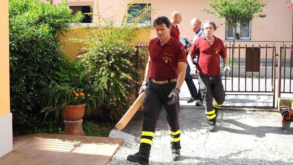 Cede una trave del tetto, quattro famiglie evacuate