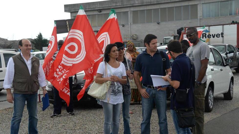 I dipendenti della Valdelsa Logistica in presidio davanti alla Revet