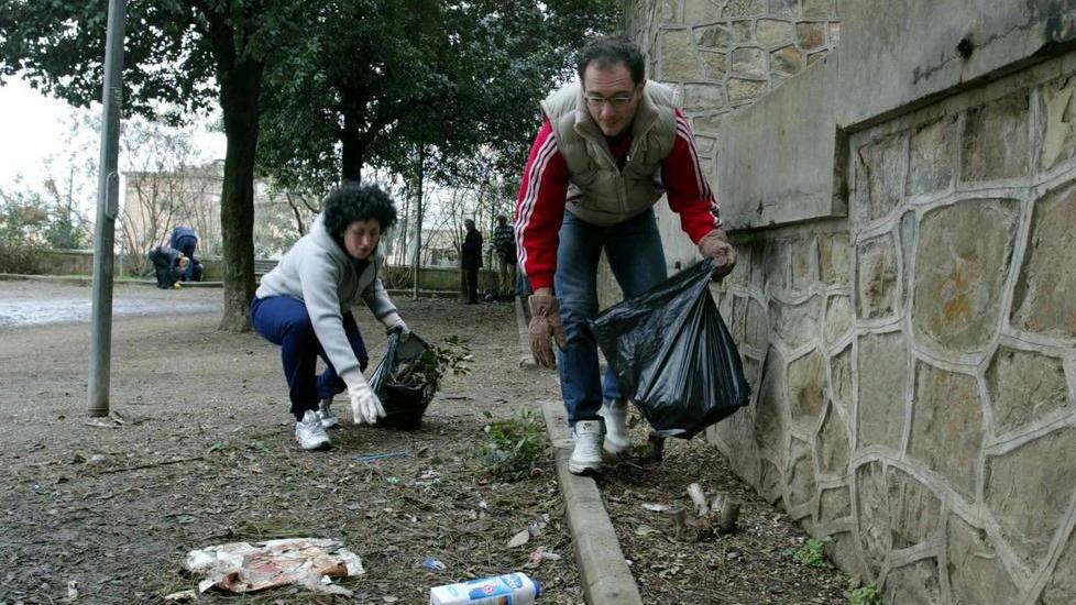 Custodi cercansi per strade minori, giardini, cimiteri