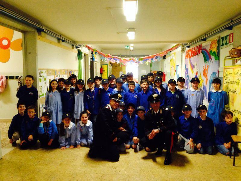 I “piccoli carabinieri” salutano il loro colonnello 