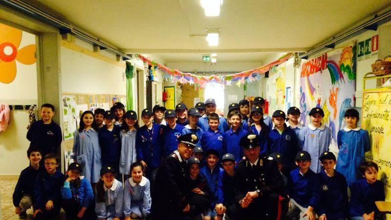 I “piccoli carabinieri” salutano il loro colonnello
