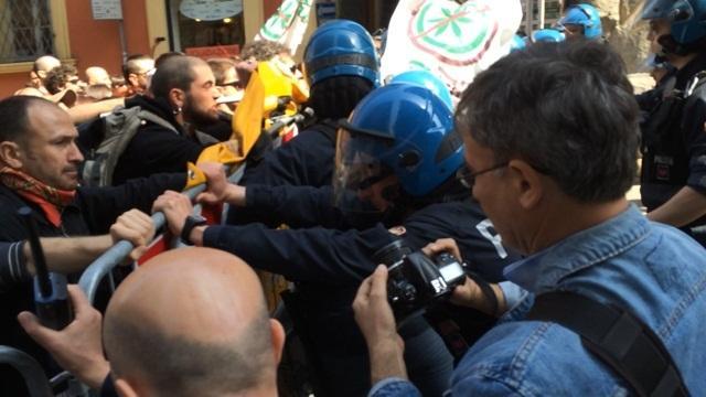Scontri del 25 aprile, denunciati 16 manifestanti 