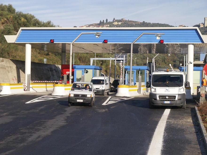 Autostrada, lavori per la rotonda casello di Massarosa chiuso ai tir 