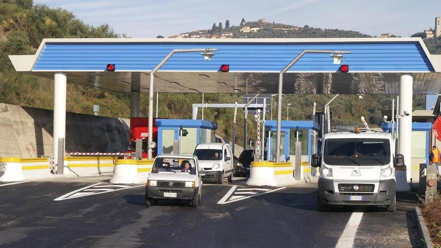 Autostrada, lavori per la rotonda casello di Massarosa chiuso ai tir