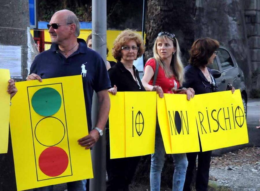 Un flash mob silenzioso sul tratto di viale pericoloso 
