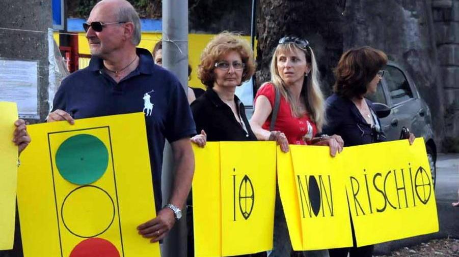 Un flash mob silenzioso sul tratto di viale pericoloso