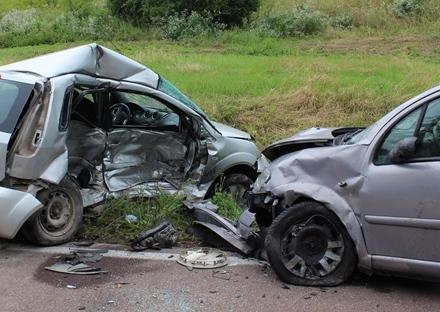 Schianto tra auto: muore una 20enne 