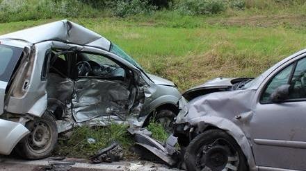 Schianto tra auto: muore una 20enne