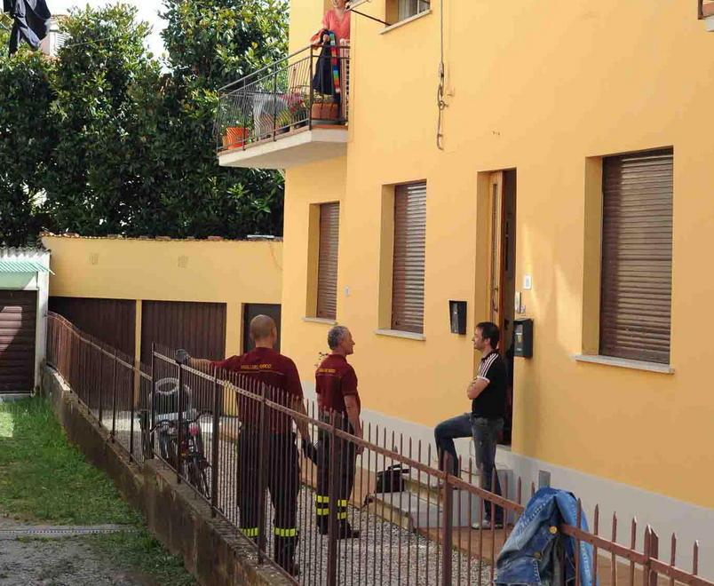 Cede una trave del tetto quattro famiglie evacuate 
