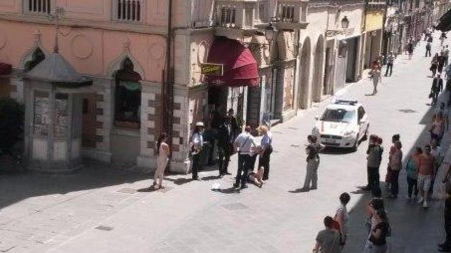 Ruba alla Coin, poi si mette a urlare