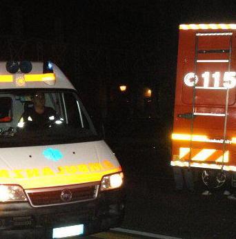 Cade dalla spalletta si frattura un piede ma si rialza da solo
