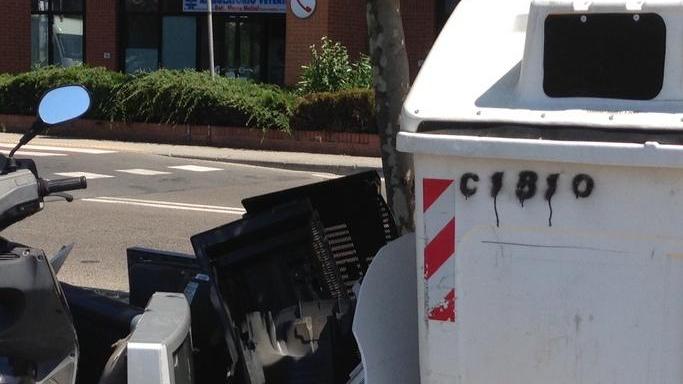 Cassonetti a fuoco in centro forse un piromane a Cecina