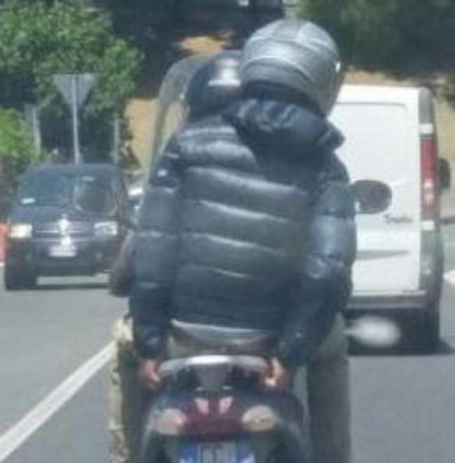 Sullo scooter col piumino ma senza la patente