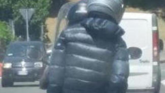 Sullo scooter col piumino ma senza la patente