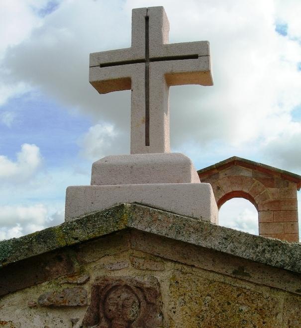 Una croce benedetta sul tetto della basilica di Sant’Antioco 