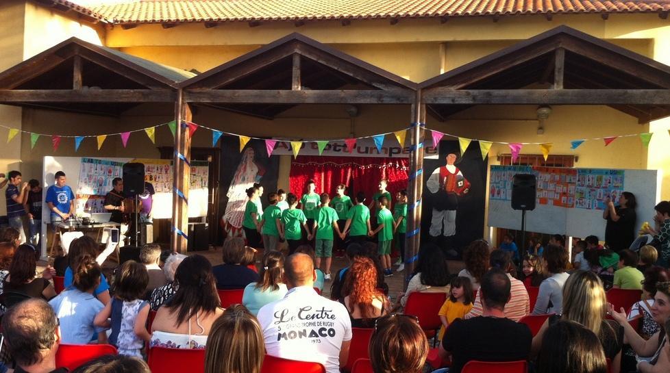 Usini, un saggio scolastico a ritmo di “ballu tundu”