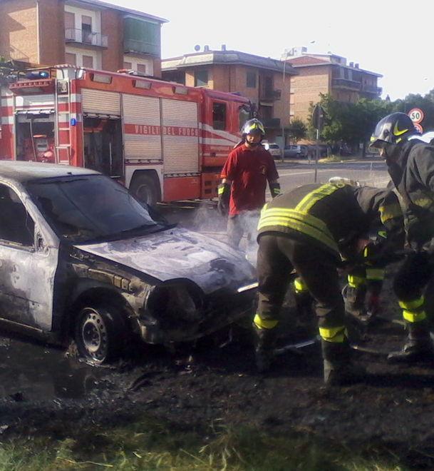 Cibeno Pile, auto distrutta dalle fiamme nel parcheggio della tabaccheria 