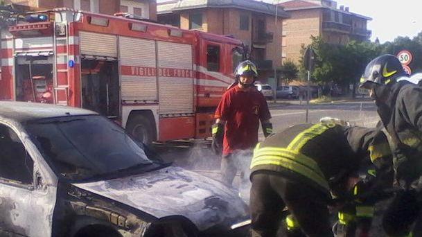 Cibeno Pile, auto distrutta dalle fiamme nel parcheggio della tabaccheria