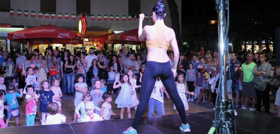 Viale Carducci ha ballato per il primo “Zumba party” ai Lidi