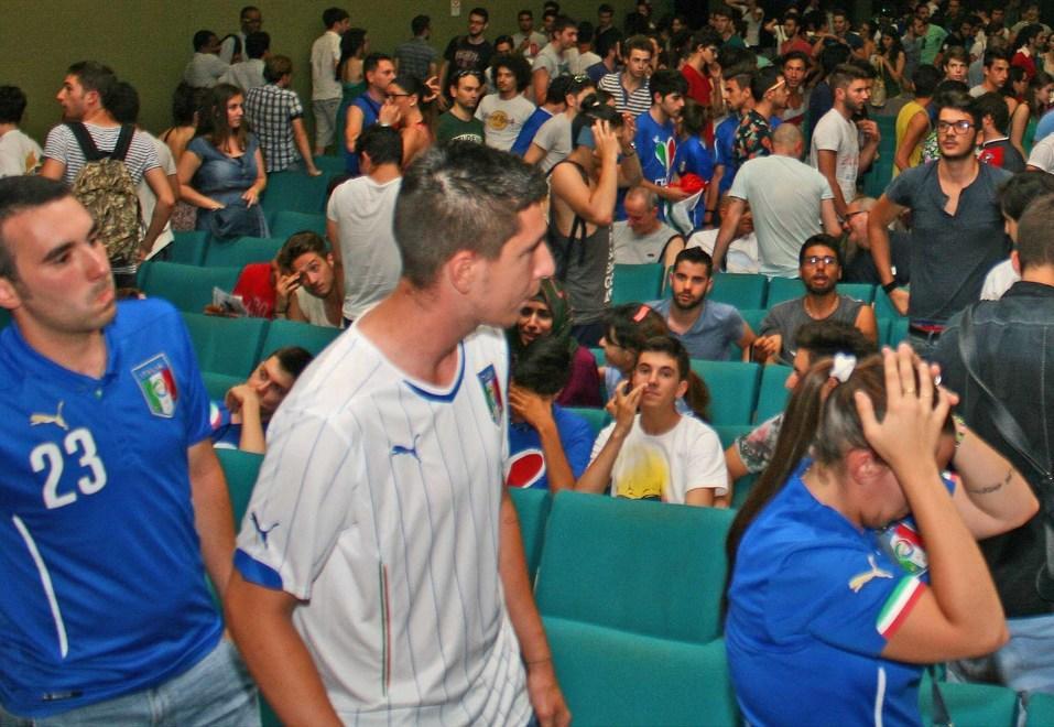 Italia-Uruguay, le mani nei capelli