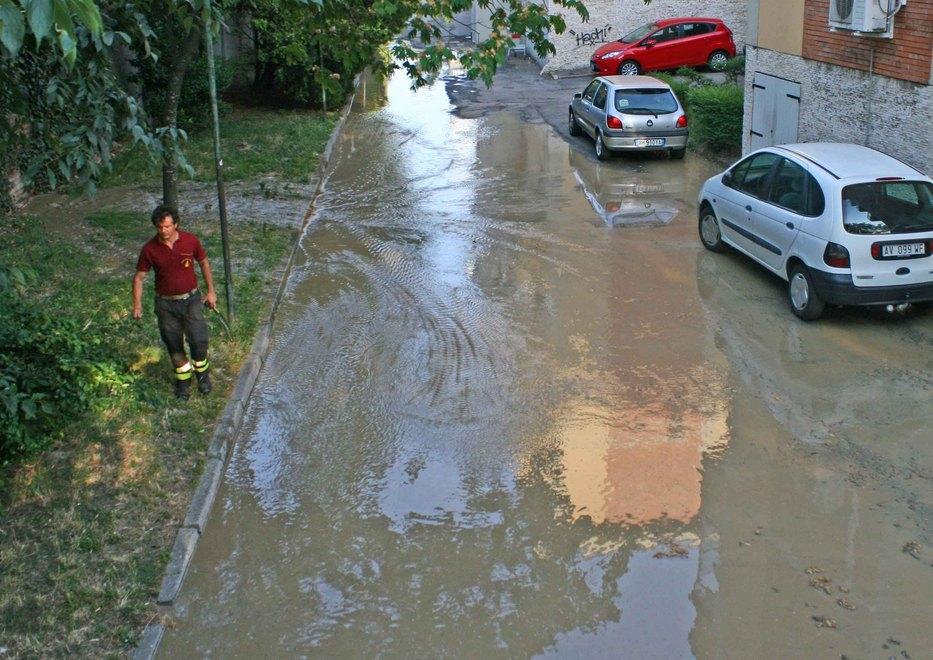Si rompe una tubazione, strada allagata