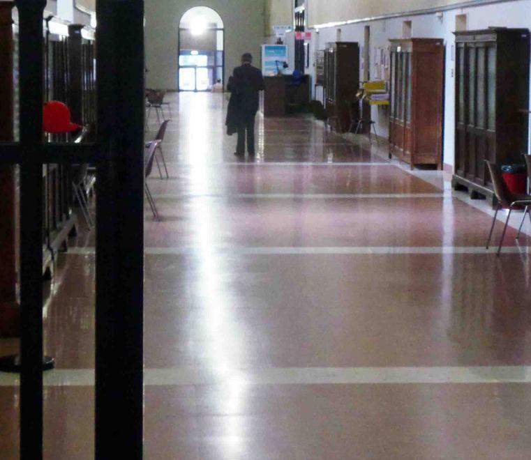 «La promuova o brucio la scuola» 