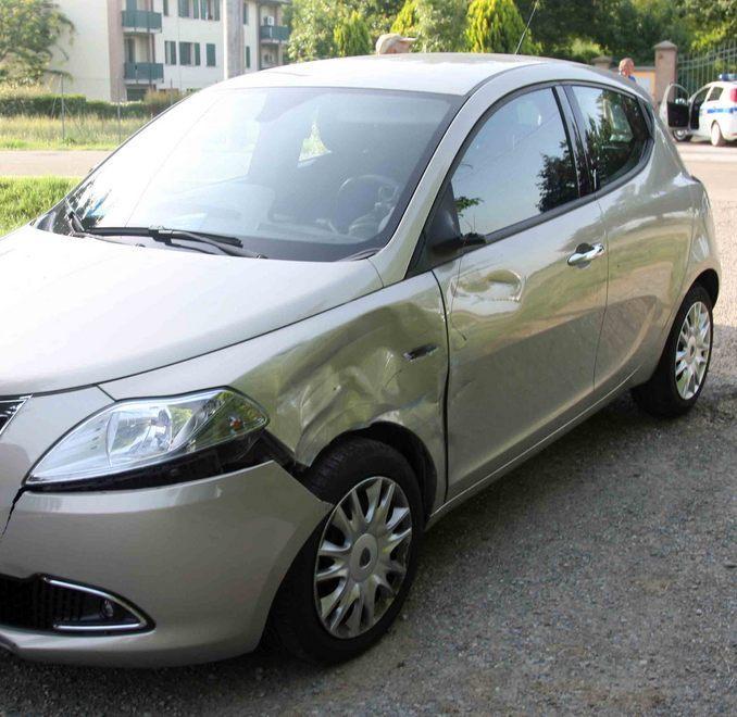 Schianto con un’auto, motociclista grave 