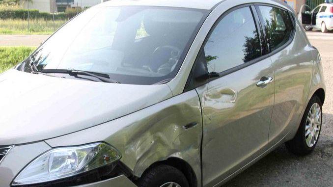 Schianto con un’auto, motociclista grave